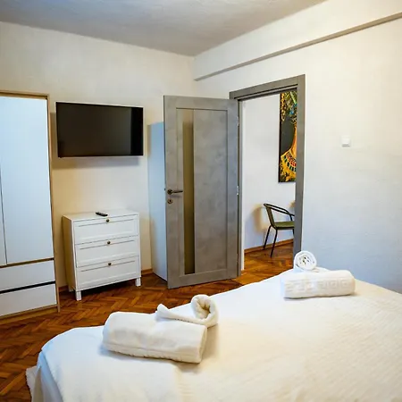 Barrique 16 - Breakfast Delivered & Minibar -old Town Brasov